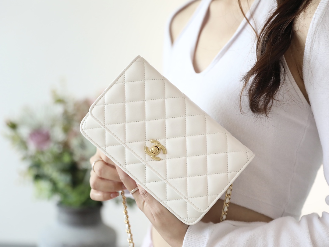 Chanel WOC in White Caviar Bag - Image 8