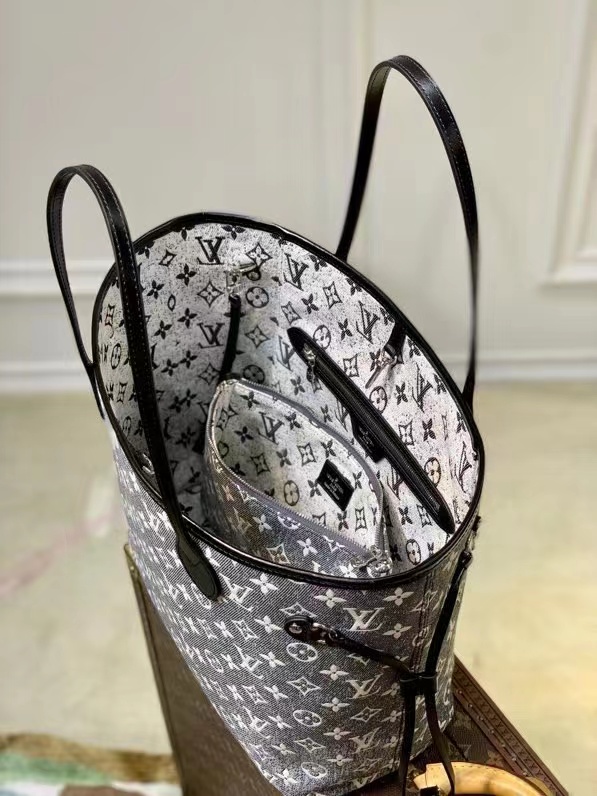 Louis Vuitton Neverfull Bag - Image 3