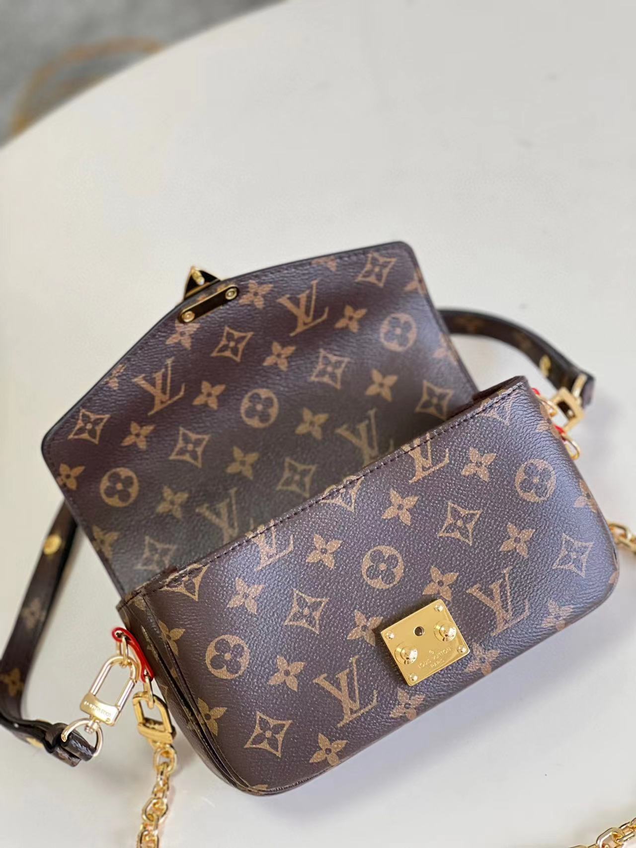 LV Pochette Metis East West Bag - Image 4