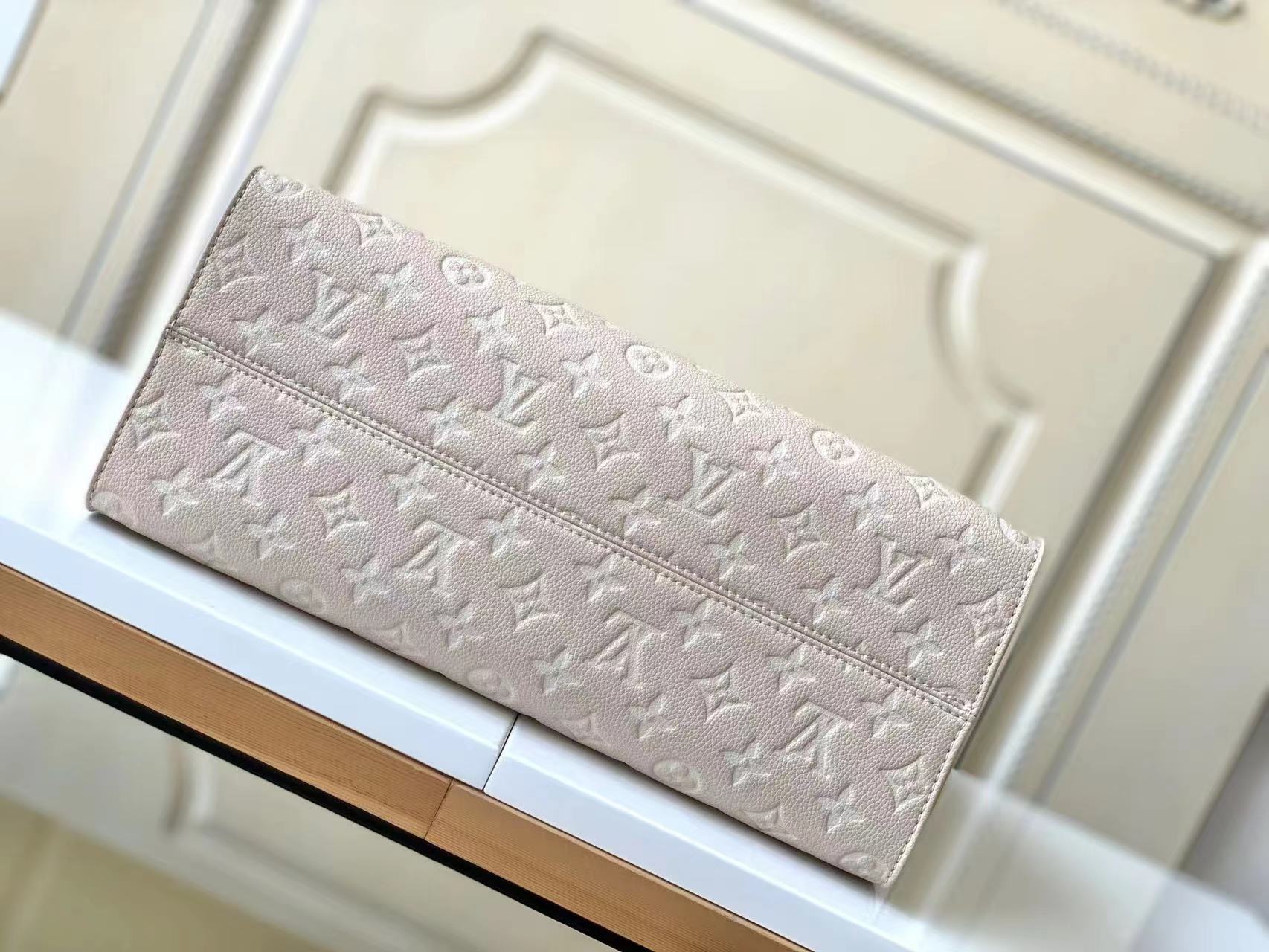 Louis Vuitton M OnTheGo M Bag - Image 3