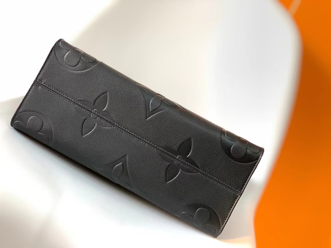 Louis Vuitton MM Onthego Bag - Image 6