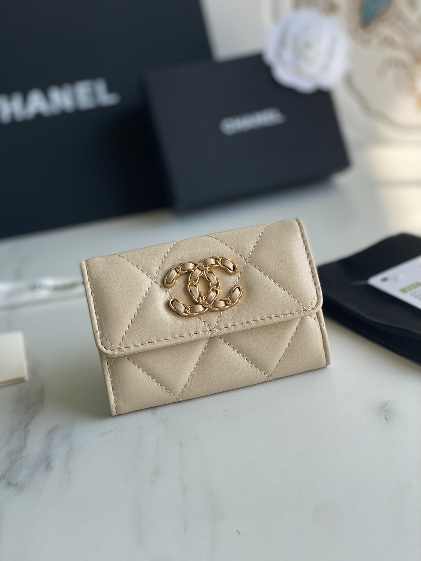 Chanel 19 Kartenhalter with Bag Flap