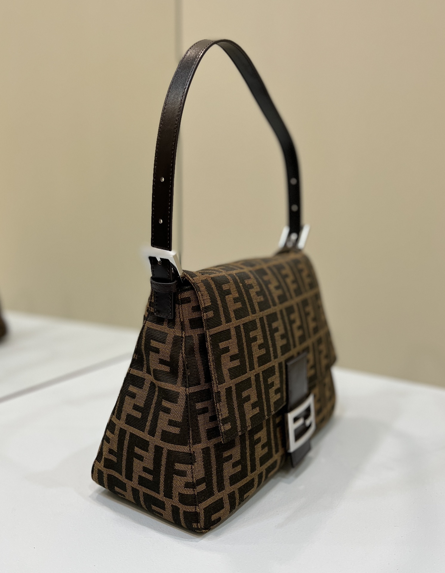 Fendi Iseeu Medium Bag - Image 4