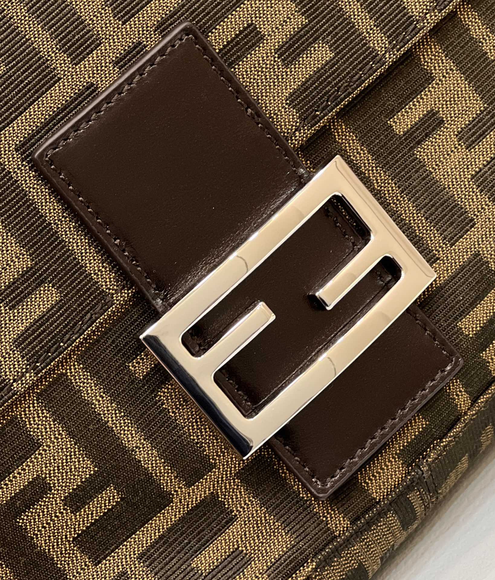 Fendi Iseeu Medium Bag - Image 6
