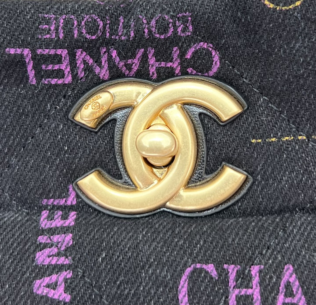 Chanel Tote in Black - Image 5
