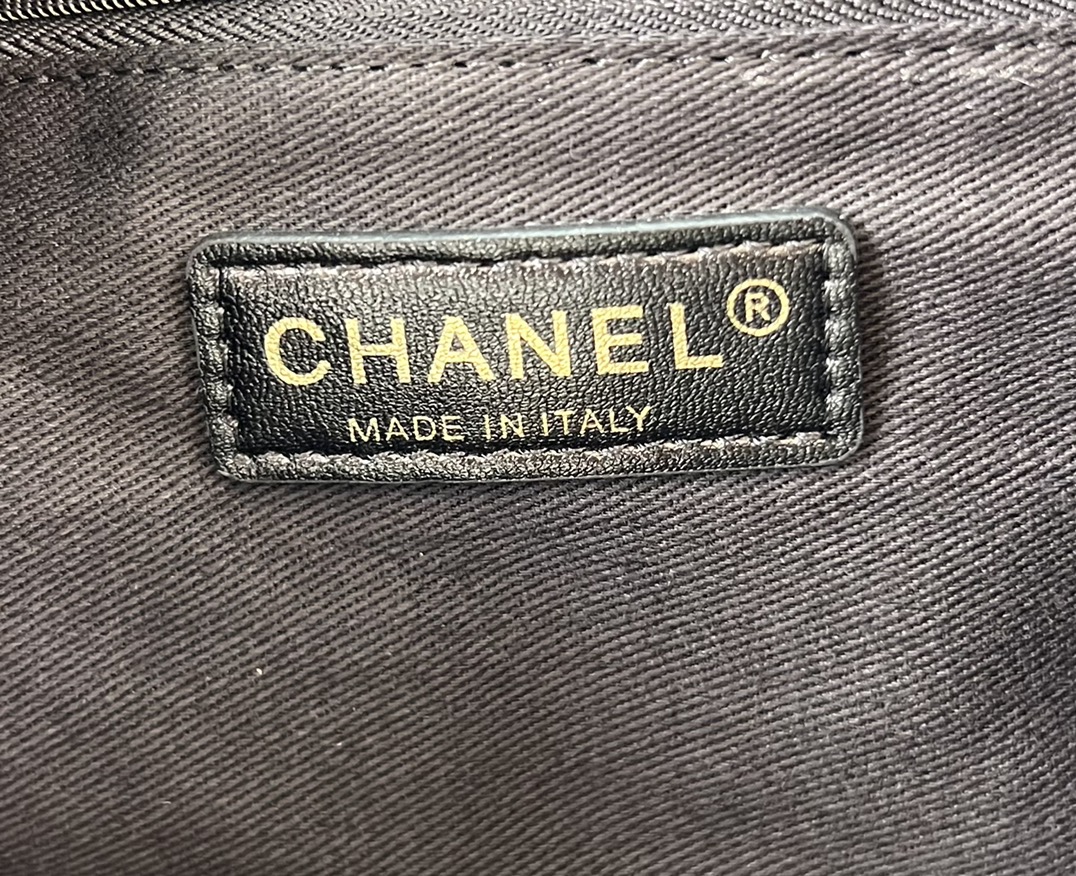 Chanel Tote in Black - Image 7