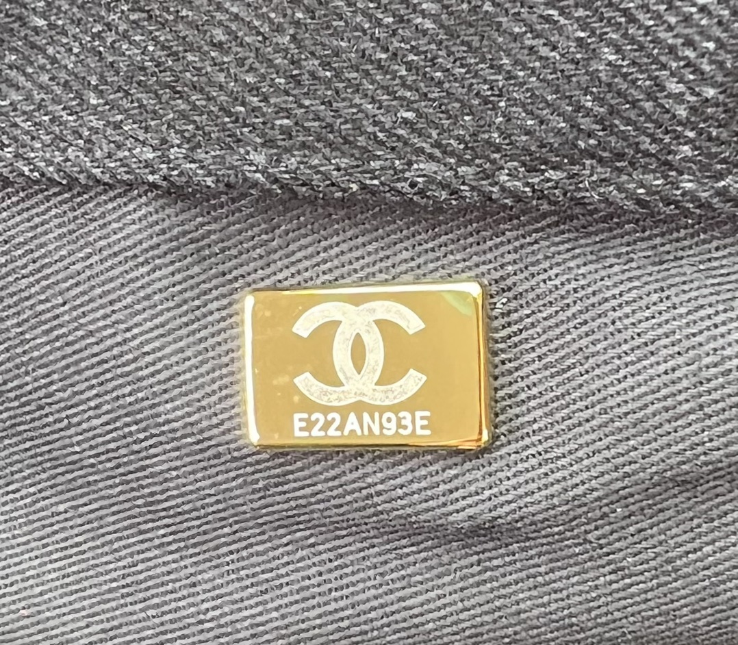 Chanel Tote in Black - Image 8