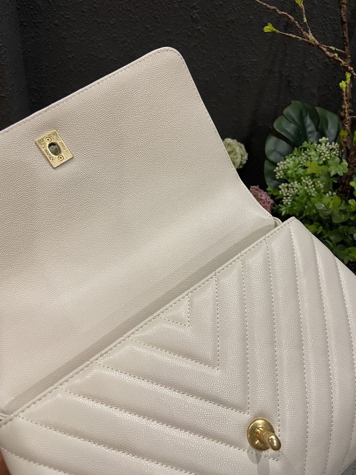 Chanel Cowhide Large Handbag - Image 5
