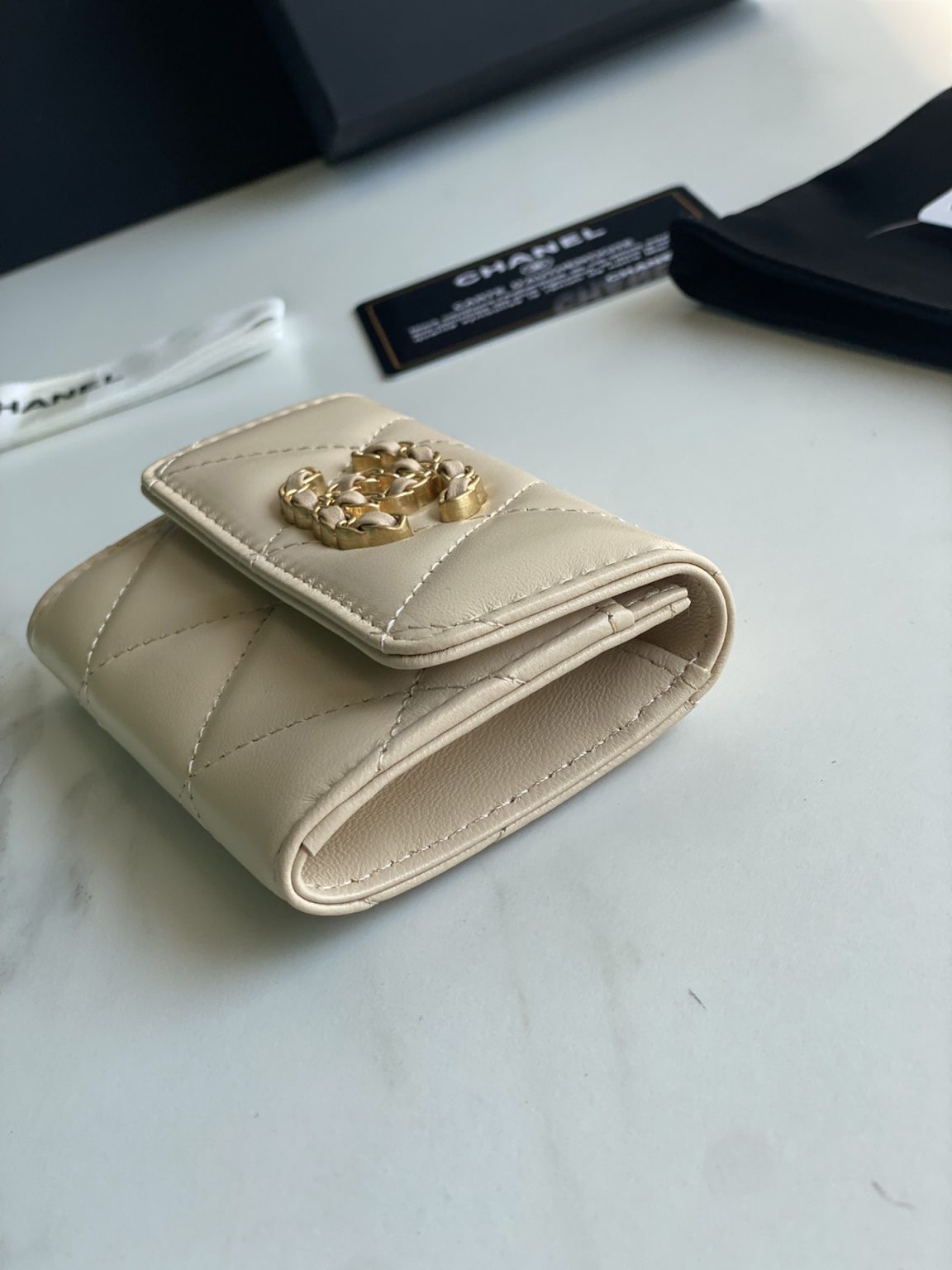 Chanel 19 Kartenhalter with Bag Flap - Image 3