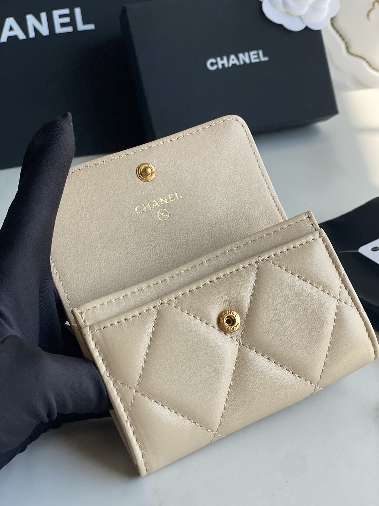 Chanel 19 Kartenhalter with Bag Flap - Image 5