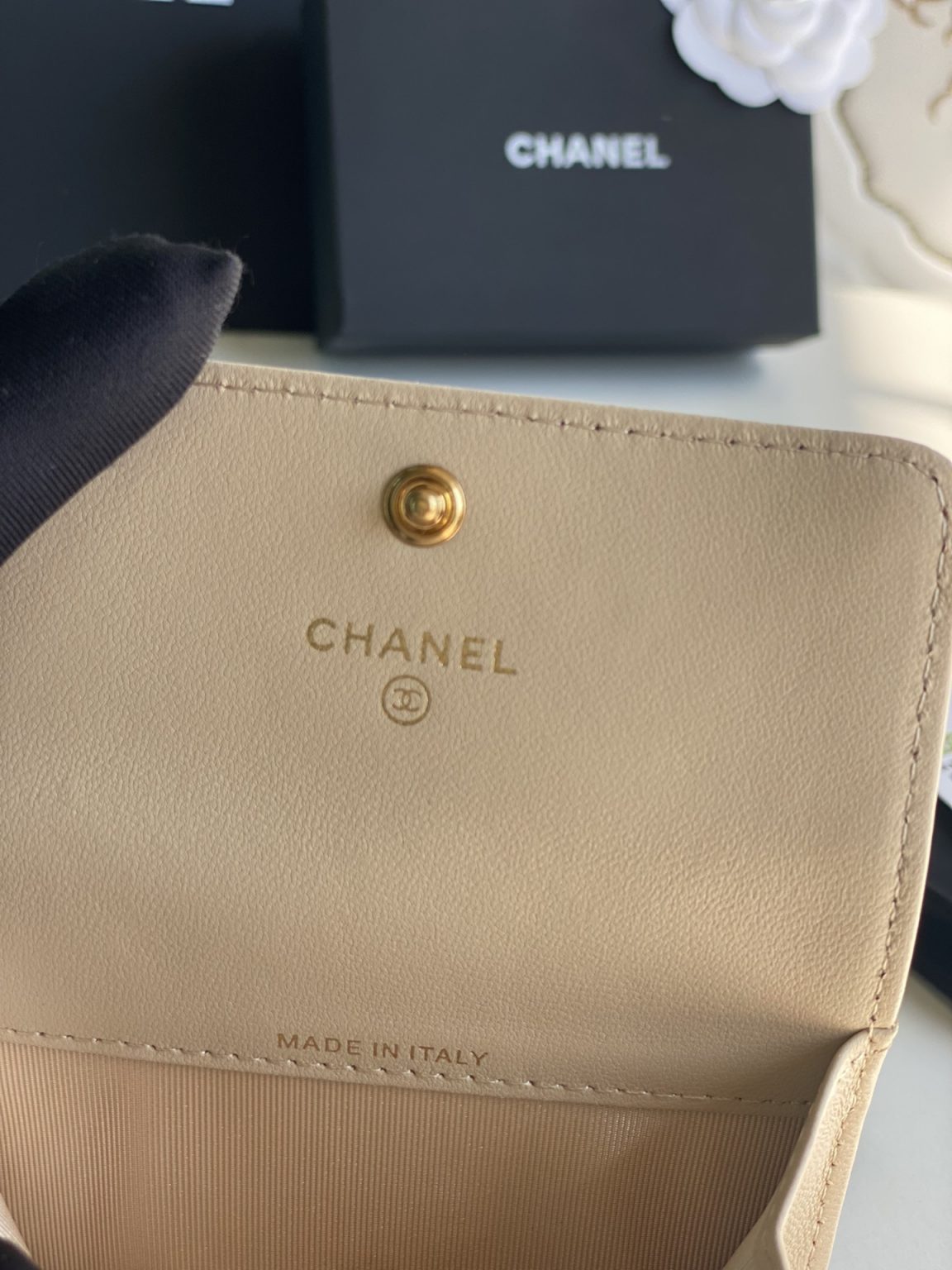 Chanel 19 Kartenhalter with Bag Flap - Image 8